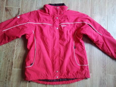 Cervena sportova vetrovka, 182