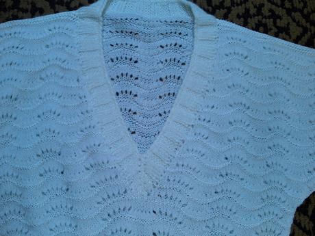 Ručne pletený biely pulover, s