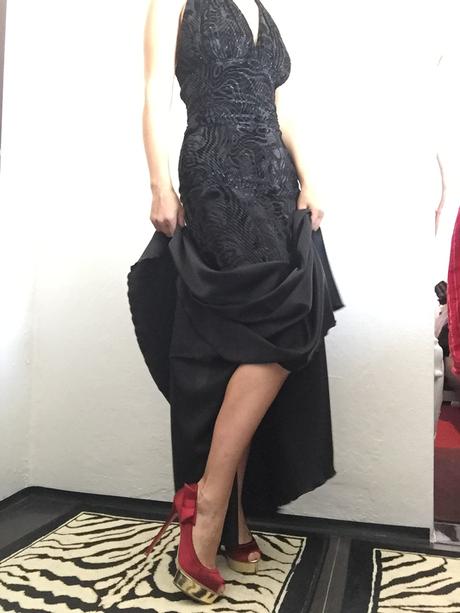 Čierne spoločenské šaty+kozmetika+ dlhe rukavičky, s