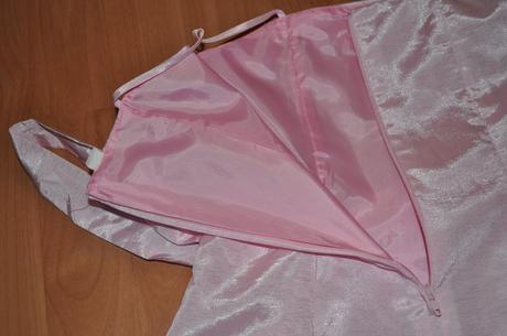 Svetloružové saténové šaty, 116