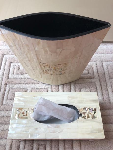 Box na servítky a váza z perlete, 