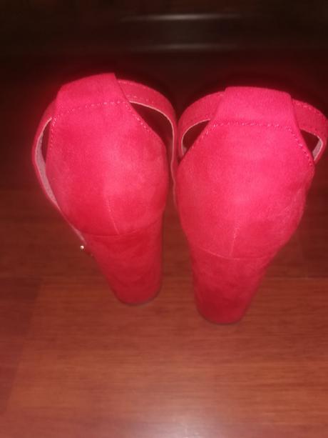 Červené sandálky, 38