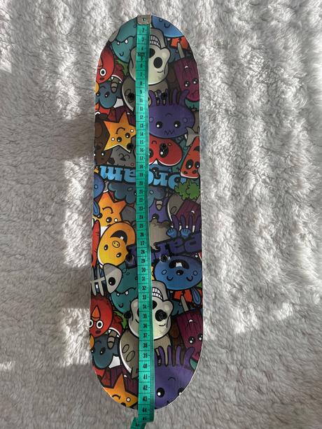 Farebny skateboard sparkys,