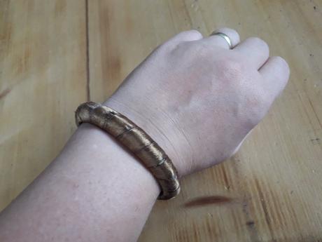 Hnedy naramok na ruku,