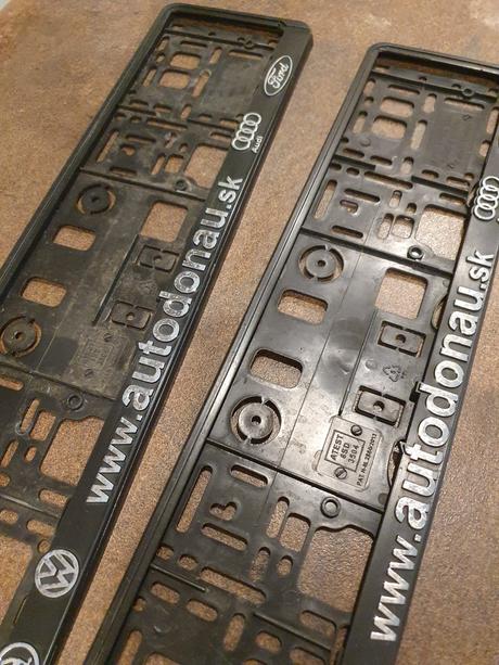 Držiak na značku pre osobné auto,