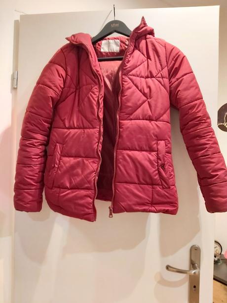 Červená bunda., gate,34