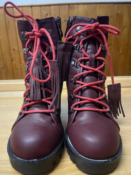 Dámske čižmy s červenými okrásnymi šnurkami, 37