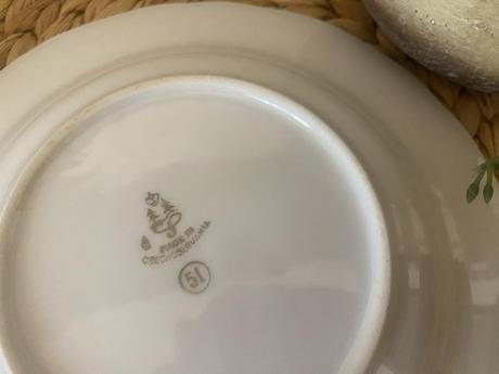 Hlboké taniere s kvetinovým vzorom, 