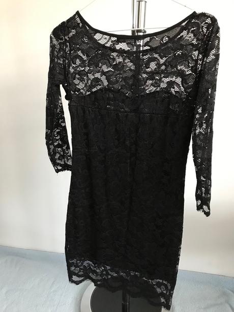 Čierne čipkované šaty, s
