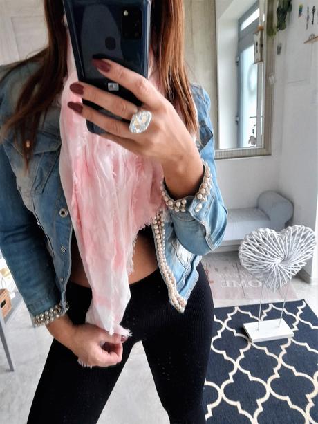 Bledoružový šál, 