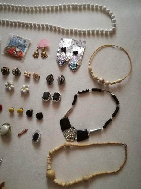 Bižutéria a retro kúsky, aj nové.,