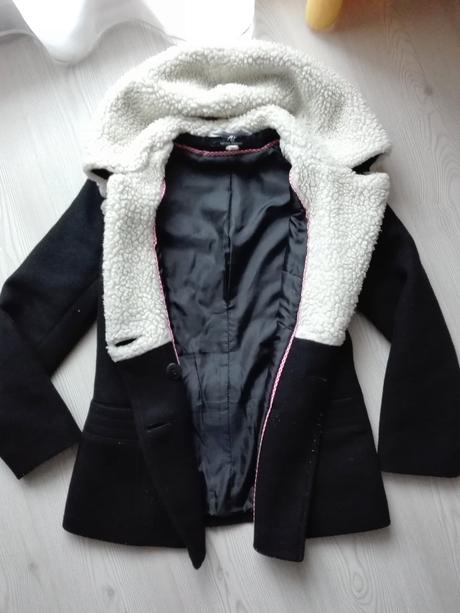 Čierny kabát s ovčím rúnom, 36