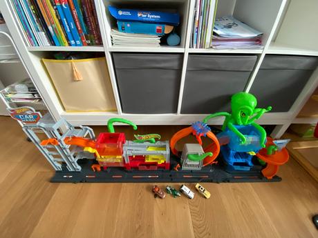 Hot wheels autoumyvarka utok chobotnice,