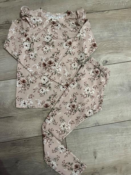 Súpravička s volánikmi, 128