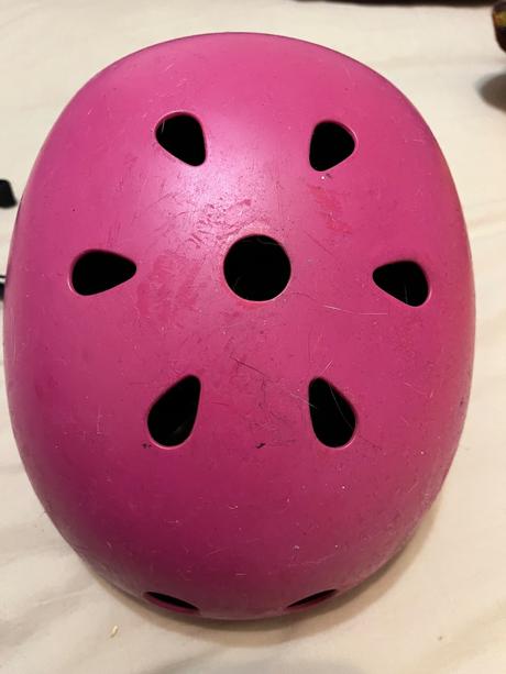 Dievčenská prilba, s