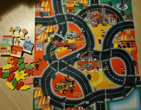 Hasičská podložka s drevenými značkami a figúrkami, 