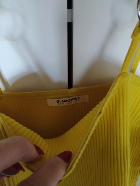 Obtiahnuté vrúbkované šaty žlté, 40