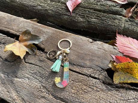 Ručne vyrobené živicové kľúčenky, 