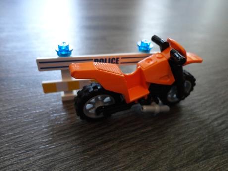 Lego policajné auto - preprava väzňa, 