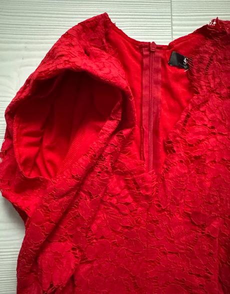 Červené čipkované šaty, s