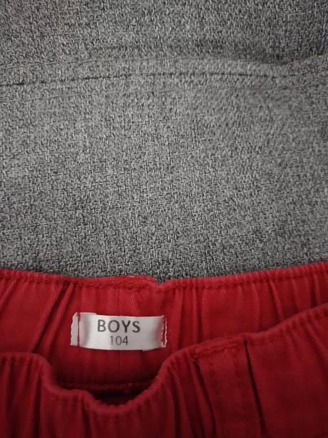 Cervene nohavice, 104