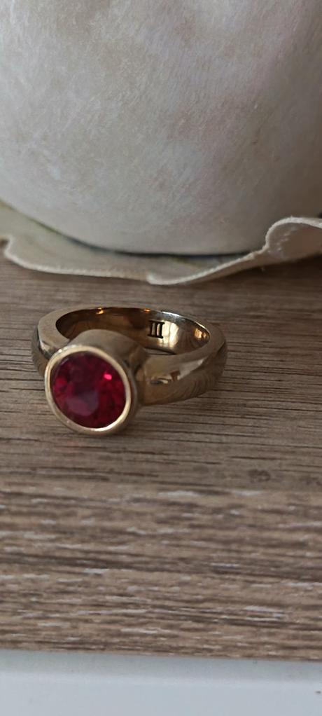 Dyrberg/kern prsten s cervenym kamenom, 