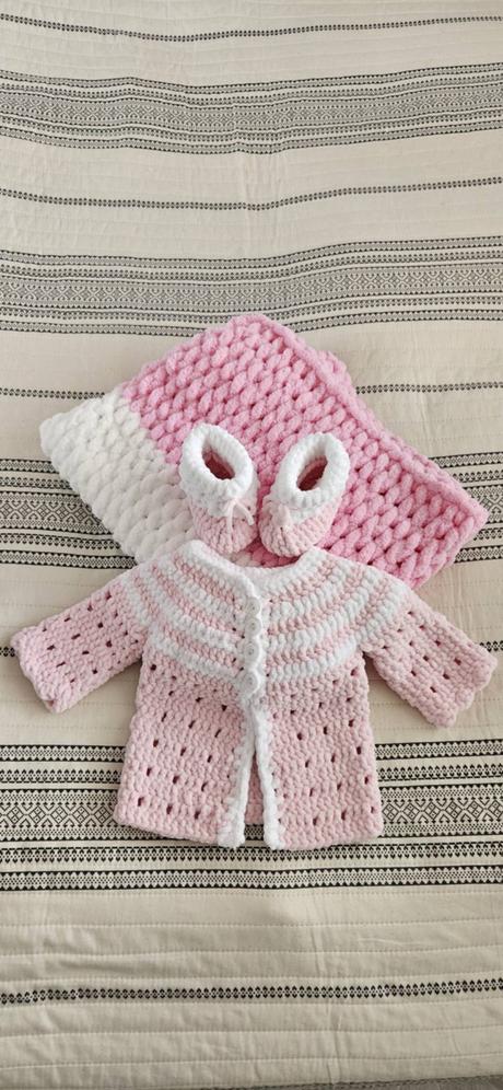 Predám handmade hačkované čiapky, deky, oblečenie, <50