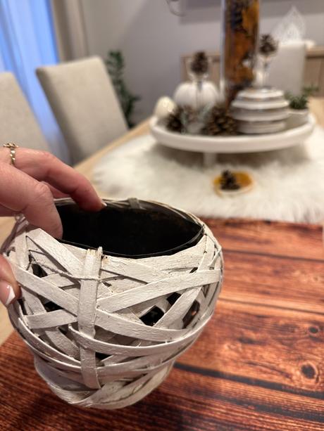 Biely kvetináč ratanového vzhľadu,