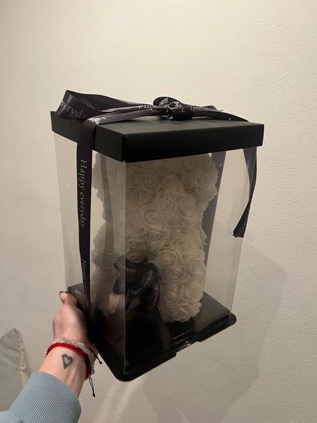 Macko s umelych ruží, 