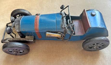 Starožitné plechové auto,