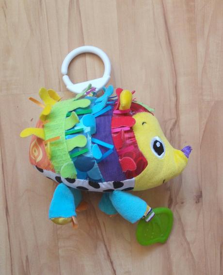 Závesná hračka na kočík - ježko ( lamaze ), 