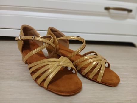 Tanečné topánky, 36