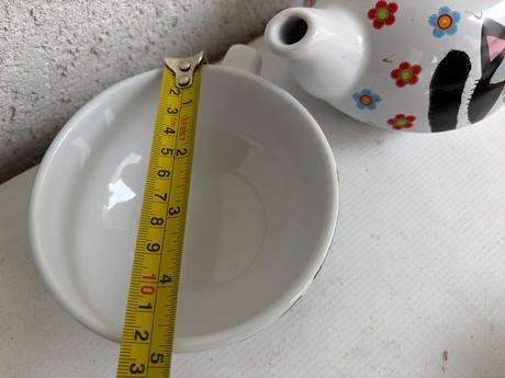 Macka macky porcelan krasny cajnik so salkou,
