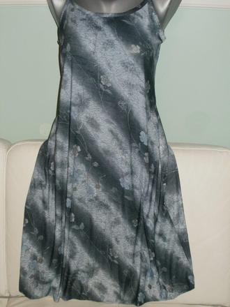 Šedé šaty na ramienka, s