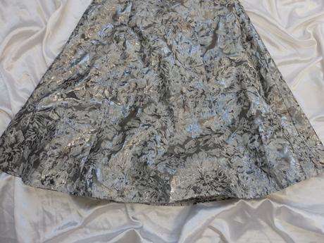 Velmi pekne slavnostne saty s viazanim oklo krku, bay,36