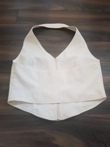 Biely top s holym chrbtom, 38