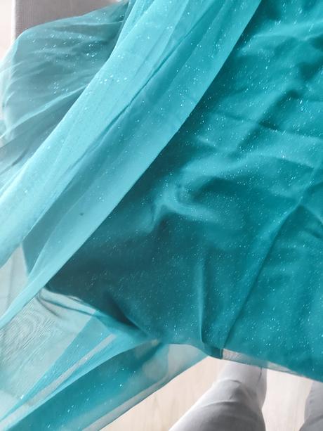 Trblietavé šaty, m