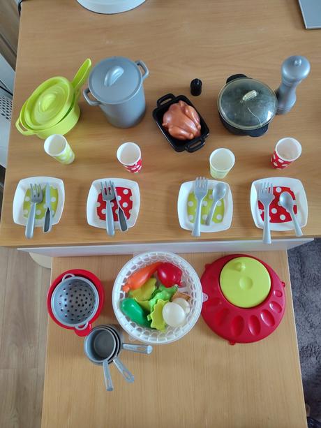 Priborovy set+taniere+hrnce+pekac a ine,