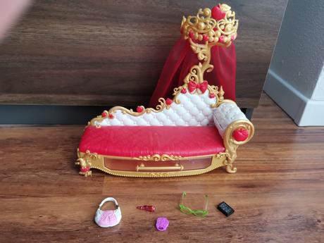 Posteľ pre bábiky monsterky a doplnky, 