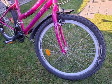 Dievčenský bicykel a prilba, kenzel,24