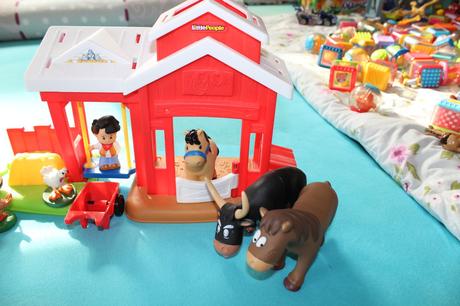Fisher price little people stajňa + iné zvieratká, 