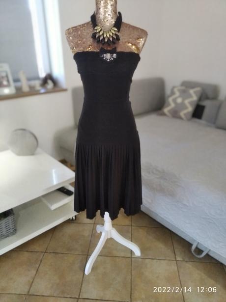 Nádherné čierne saty, s