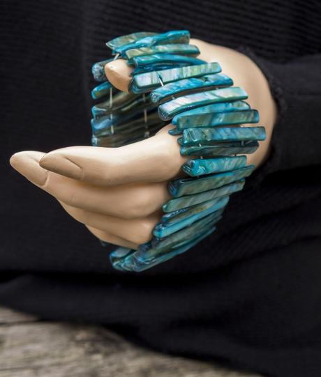 Pružný tyrkysový náramok,