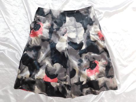 Kvalitna velmi pekna sukna, 42