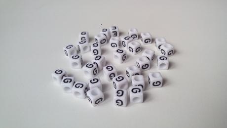 Písmenka kocky biele g,