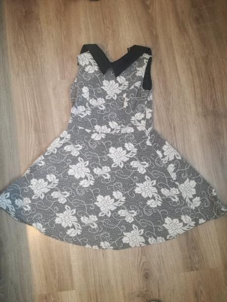 Kvetované čiernobiele šaty s ackovou suknou, m