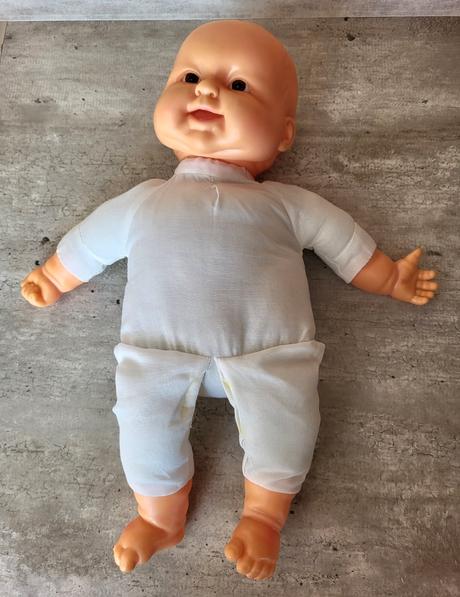 Bábika s hnedými očami a s príslušenstvom, 