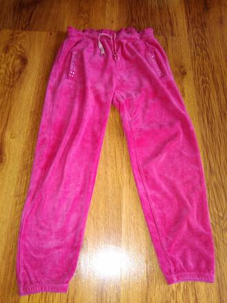 Ružové zamatové nohavice, 122