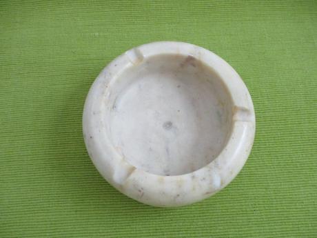 Mramorový popolník,