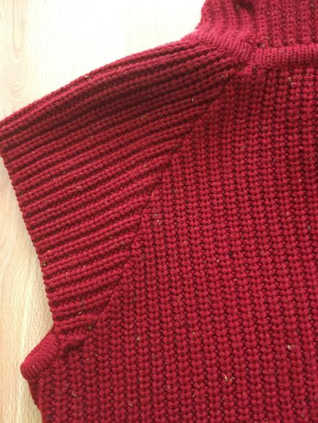 Červená roláková vesta, 36